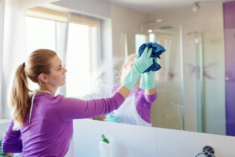 How to Clean a Mirror Without Streaks