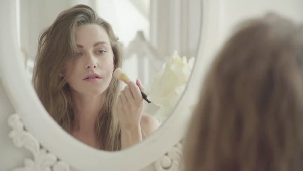 What Type of Mirror Is Used for Makeup